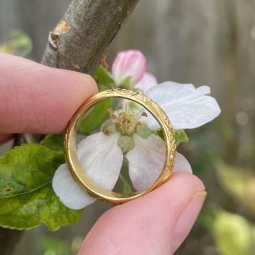 Antiquités - Bague bouquet en or gravée d'une lettre noir, XVe siècle