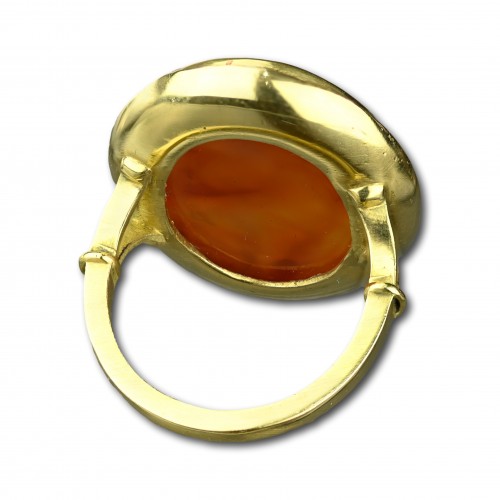 17th century - Gold ring with a carnelian intaglio of Neptun,. Italy early 19th century