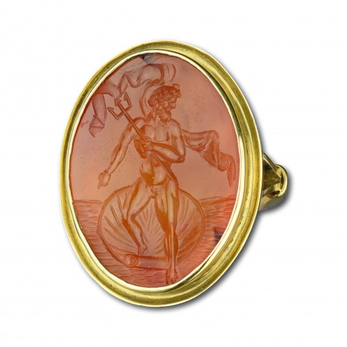  - Gold ring with a carnelian intaglio of Neptun,. Italy early 19th century