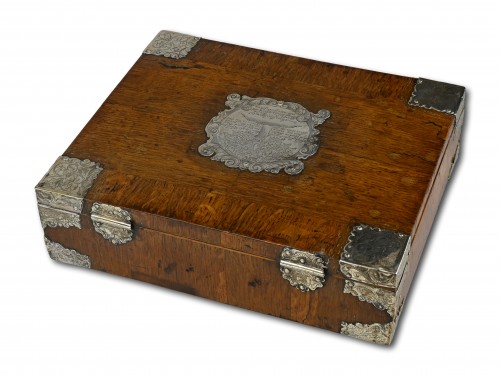 Antiquités - Boscobel oak casket with engraved silver mounts, late 17th century