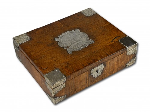 Antiquités - Boscobel oak casket with engraved silver mounts, late 17th century