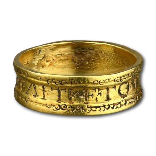  - Bague Tudor en or avec bouquet et fede « BERE FAITHE TO THE FAITHFUL ».