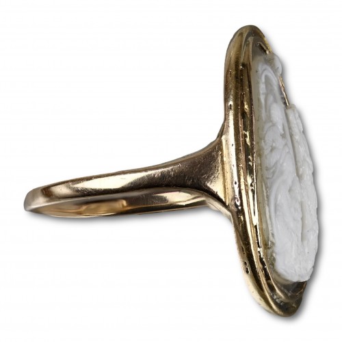 Antique Jewellery  - Ring with a medieval cameo of the Adoration of the Magi