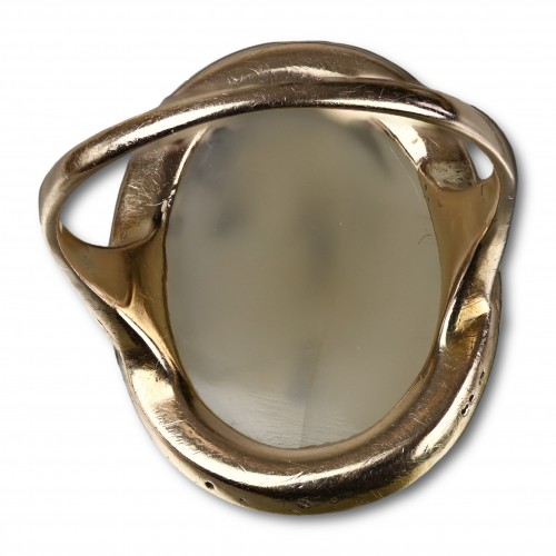 Ring with a medieval cameo of the Adoration of the Magi - 