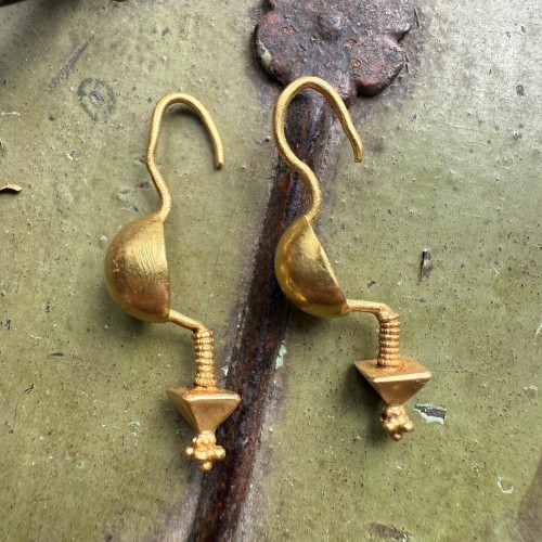 Pair of Ancient Roman gold earrings. Circa 1st - 3rd century AD. - Antique Jewellery Style 