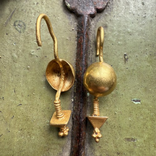 Antique Jewellery  - Pair of Ancient Roman gold earrings. Circa 1st - 3rd century AD.