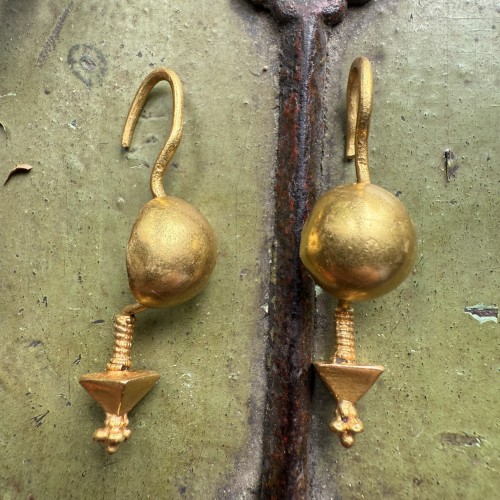 Pair of Ancient Roman gold earrings. Circa 1st - 3rd century AD. - 