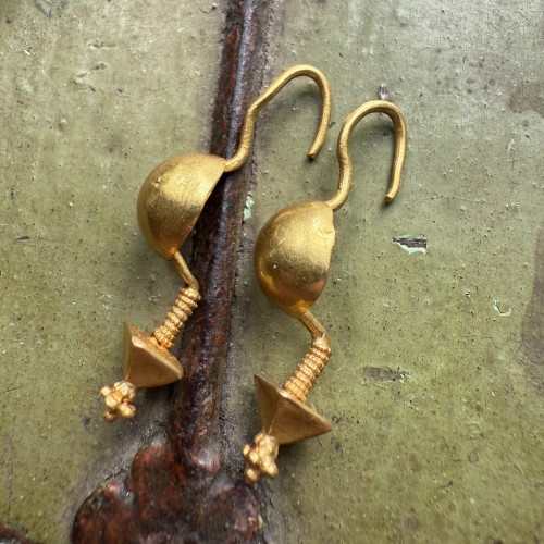 Pair of Ancient Roman gold earrings. Circa 1st - 3rd century AD. - 