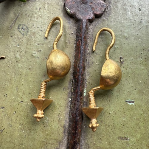  - Pair of Ancient Roman gold earrings. Circa 1st - 3rd century AD.