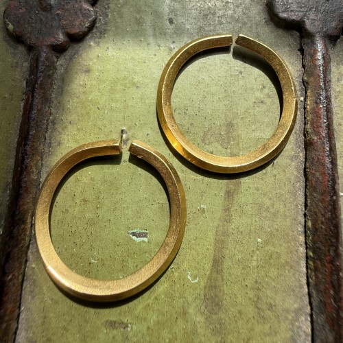  - Boucles d'oreilles pénannulaires en or - Âge du Bronze, civilisation minoenne IIe millénaire av. J.-C