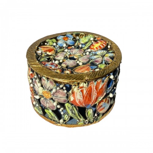 Pomme de senteur en or émaillé et décoré de fleurs