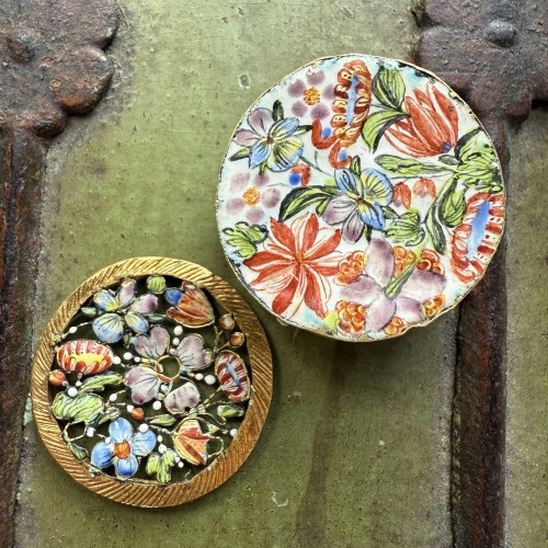 Pomme de senteur en or émaillé et décoré de fleurs - Objets de Vitrine Style 