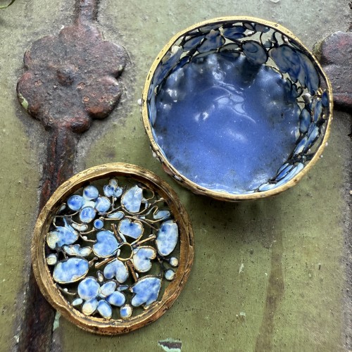 Objets de Vitrine  - Pomme de senteur en or émaillé et décoré de fleurs