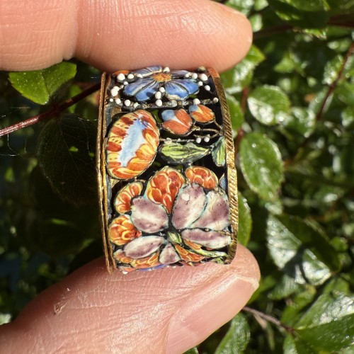  - Pomme de senteur en or émaillé et décoré de fleurs