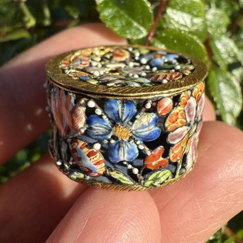 Antiquités - Pomme de senteur en or émaillé et décoré de fleurs
