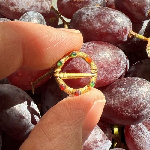 Gold ring brooch with glass gems - 