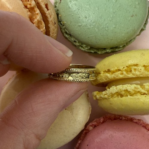 XIe au XVe siècle - Bague en or à motif de bouquet en lettres noires « de bon cuer »