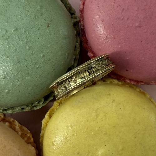 Bague en or à motif de bouquet en lettres noires « de bon cuer » - 