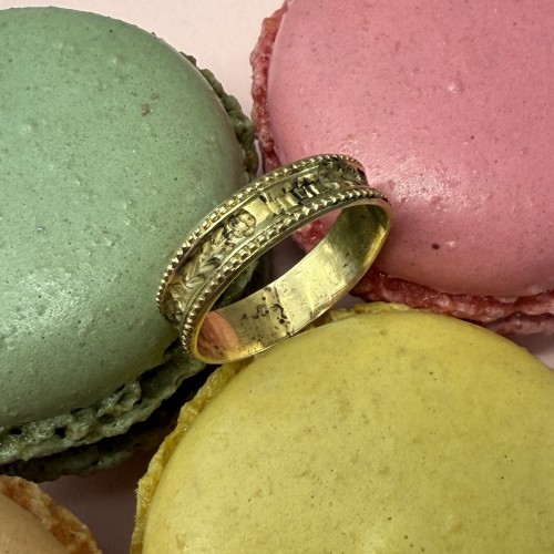  - Bague en or à motif de bouquet en lettres noires « de bon cuer »