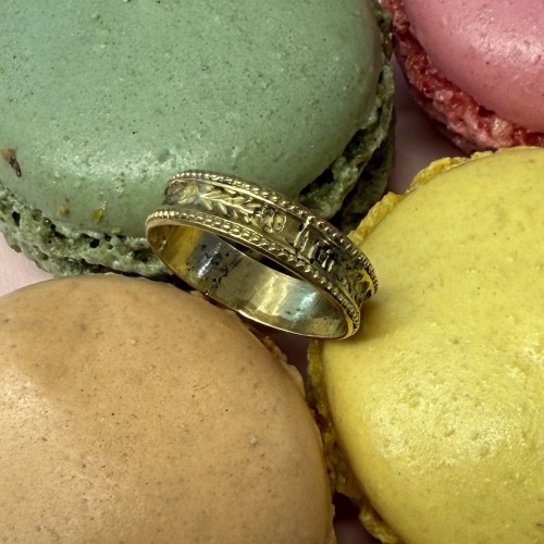 Antiquités - Bague en or à motif de bouquet en lettres noires « de bon cuer »