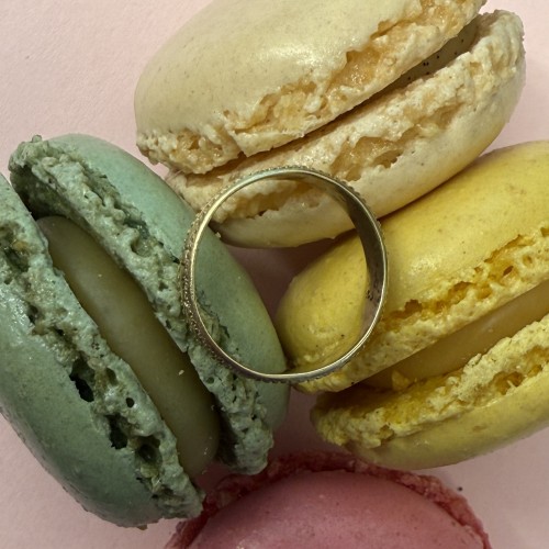 Antiquités - Bague en or à motif de bouquet en lettres noires « de bon cuer »