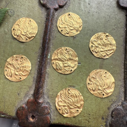 Archéologie  - Sept appliques en or représentant des lions ailés, Ve-IVe siècle