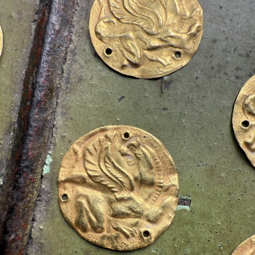 Antiquités - Sept appliques en or représentant des lions ailés, Ve-IVe siècle