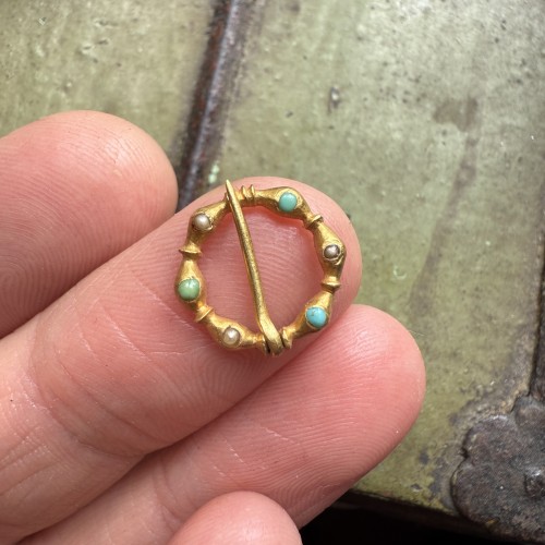 Antique Jewellery  - Gold ring brooch with pearls and turquoise, 13th century