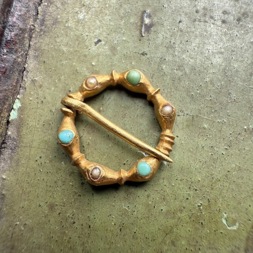 Gold ring brooch with pearls and turquoise, 13th century - 