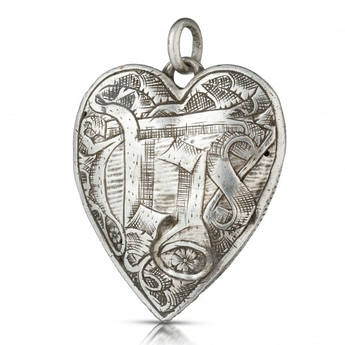 Heart-Shaped Silver Pendant Set with a Toadstone - Antique Jewellery Style 