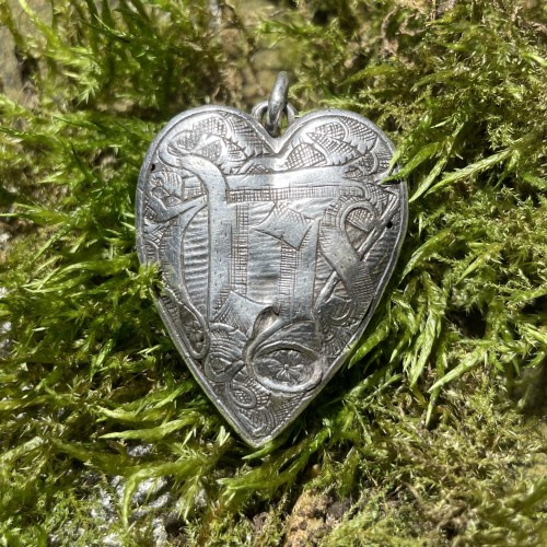 <= 16th century - Heart-Shaped Silver Pendant Set with a Toadstone