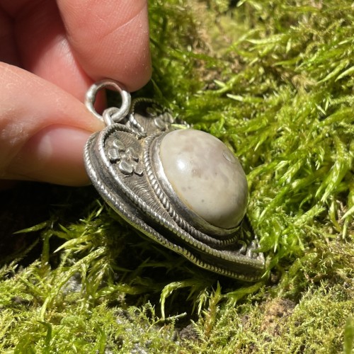 Antiquités - Heart-Shaped Silver Pendant Set with a Toadstone