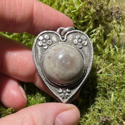 Antiquités - Heart-Shaped Silver Pendant Set with a Toadstone