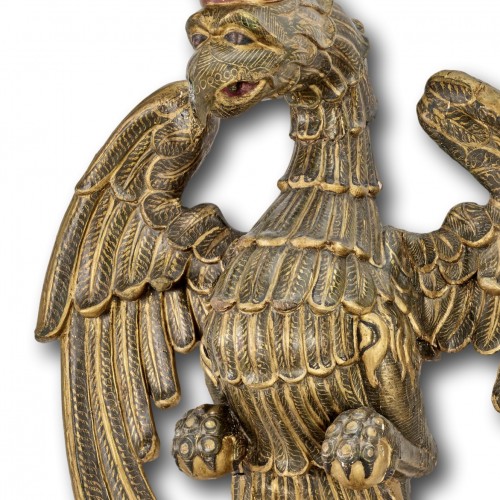 Sculpture polychrome et dorée d'un aigle couronné XVIIe siècle - 