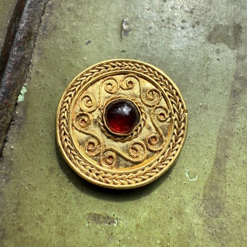 Ancient Art  - Filigree gold button set with a cabochon garnet, 7th century A