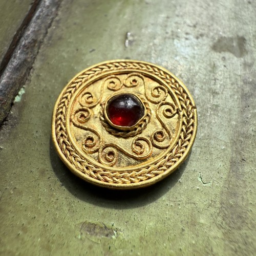 Filigree gold button set with a cabochon garnet, 7th century A - 