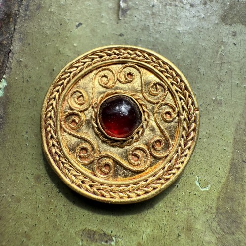 BC to 10th century - Filigree gold button set with a cabochon garnet, 7th century A