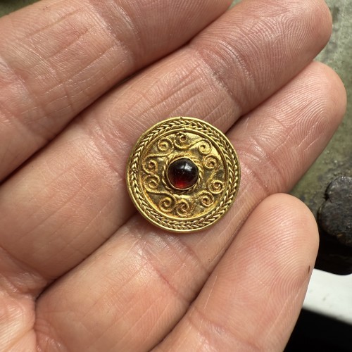 Antiquités - Filigree gold button set with a cabochon garnet, 7th century A