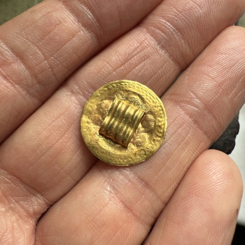 Antiquités - Filigree gold button set with a cabochon garnet, 7th century A