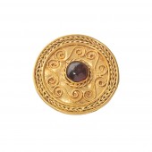 Bouton en or filigrané serti d'un grenat cabochon VIIe siècle apr. J.-C