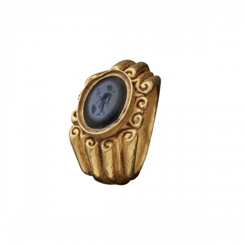 Heavy Roman Gold Ring Set with a Nicolo Intaglio Roma, 3rd century AD.
