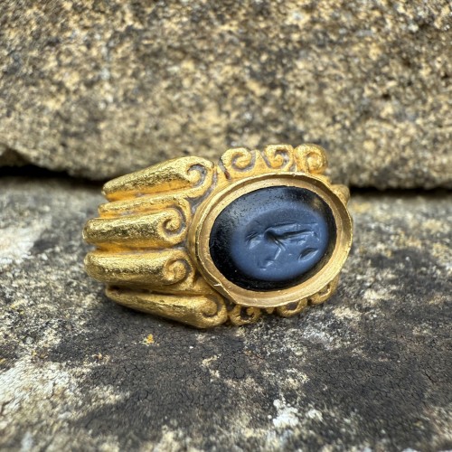 Antique Jewellery  - Heavy Roman Gold Ring Set with a Nicolo Intaglio Roma, 3rd century AD.
