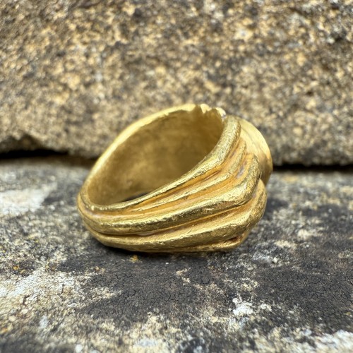 Heavy Roman Gold Ring Set with a Nicolo Intaglio Roma, 3rd century AD. - 