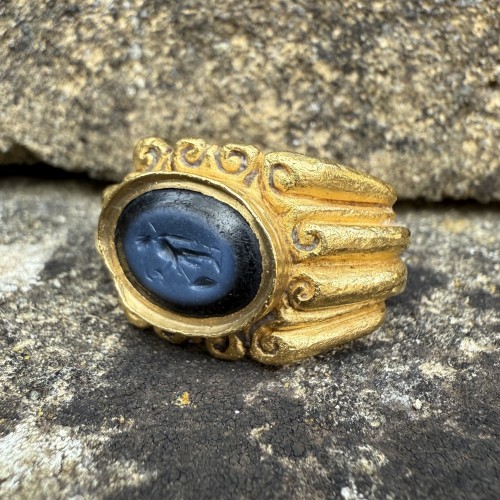 Heavy Roman Gold Ring Set with a Nicolo Intaglio Roma, 3rd century AD. - 