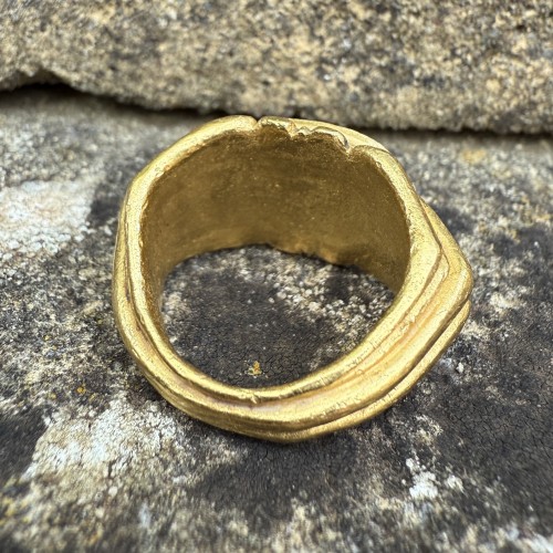 - Heavy Roman Gold Ring Set with a Nicolo Intaglio Roma, 3rd century AD.