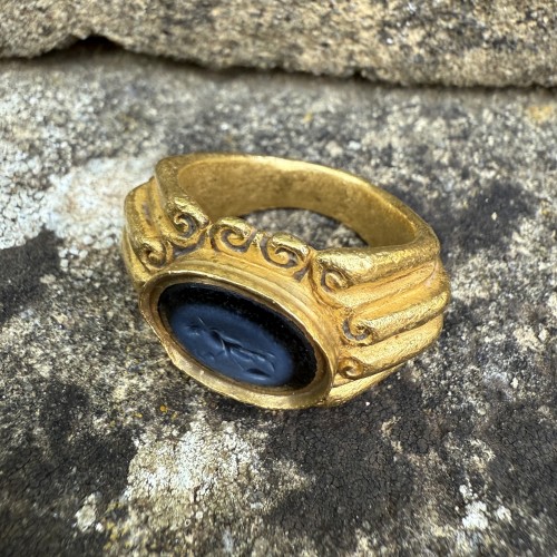 Antiquités - Heavy Roman Gold Ring Set with a Nicolo Intaglio Roma, 3rd century AD.