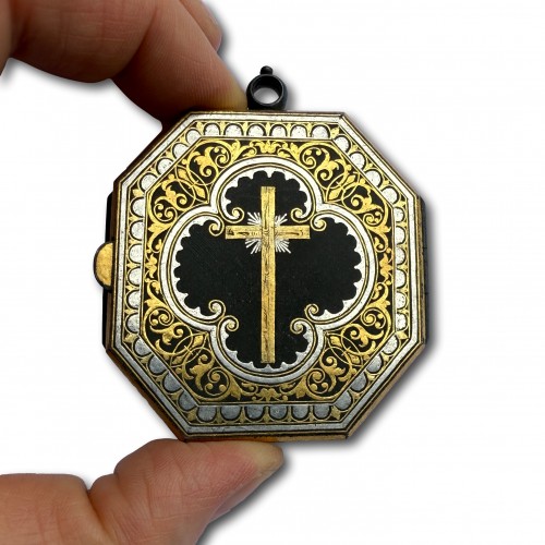 17th century - Damascened Devotional Pendant. Spain17th century