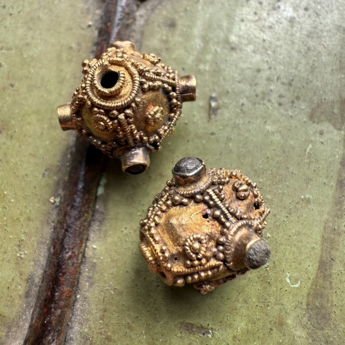 Antiquités - Two Anglo-Saxon Gold Cannetille Beads with Glass Inlays