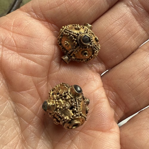 Antiquités - Two Anglo-Saxon Gold Cannetille Beads with Glass Inlays