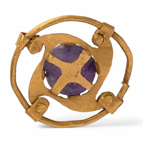 Circular gold mount with an amethyst cabochon, 5th - 6th century - Ancient Art Style 